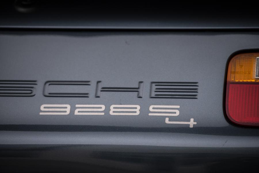 Логотип Porsche 928 S4 1988 года  (фото 22 из 70)